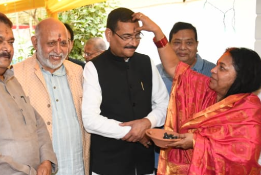 नहाय-खाय के पावन अवसर पर प्रो. रणबीर नंदन के निवास पर सैकड़ों श्रद्धालुओं ने ग्रहण किया छठ प्रसाद