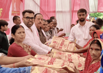 लॉ प्रेप ट्यूटोरियल बिहार द्वारा छठ व्रतियों के लिए साड़ी और फल वितरण