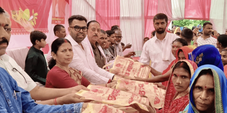 लॉ प्रेप ट्यूटोरियल बिहार द्वारा छठ व्रतियों के लिए साड़ी और फल वितरण