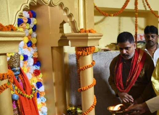 मुख्यमंत्री ने गर्दनीबाग ठाकुड़बाड़ी पहुंचकर की भगवान चित्रगुप्त की पूजा-अर्चना