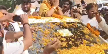 भोजपुरी स्टार पवन सिंह की पत्नी ज्योति सिंह ने काराकाट से भरा नामांकन, BJP नेता राजेश्वर राज से लिया आशीर्वाद