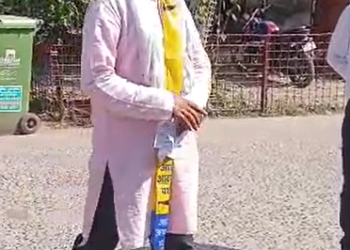 बिहार विधानसभा चुनाव 2025: पूर्णिया के कस्बा क्षेत्र में AAP उम्मीदवार ने नंगे पैर दाखिल किया नामांकन