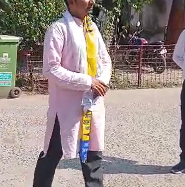 बिहार विधानसभा चुनाव 2025: पूर्णिया के कस्बा क्षेत्र में AAP उम्मीदवार ने नंगे पैर दाखिल किया नामांकन