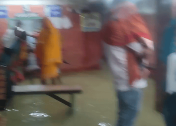 Motihari News रक्सौल डंकन हॉस्पिटल बारिश के पानी से हुआ जलमग्न,  मरीज और डॉक्टर की बढ़ी परेशानी