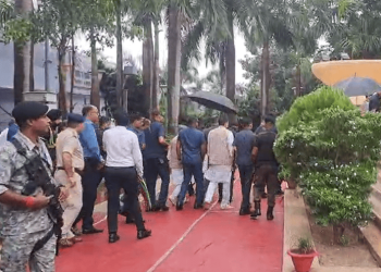 पटना गांधी मैदान में नीतीश कुमार सहित नेताओं ने गांधी जयंती पर दी पुष्पांजलि