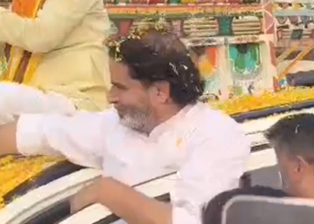 बेतिया: प्रशांत किशोर का भव्य रोड शो, जन सुराज प्रत्याशी के समर्थन में अपील