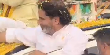 बेतिया: प्रशांत किशोर का भव्य रोड शो, जन सुराज प्रत्याशी के समर्थन में अपील