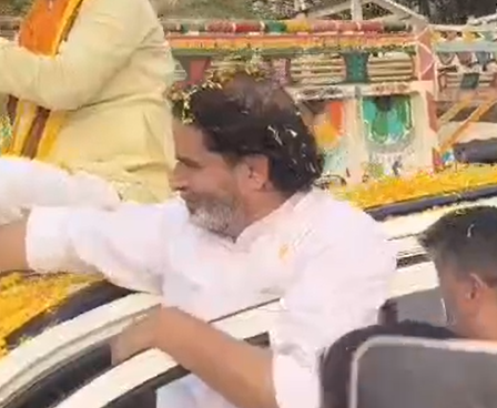 बेतिया: प्रशांत किशोर का भव्य रोड शो, जन सुराज प्रत्याशी के समर्थन में अपील