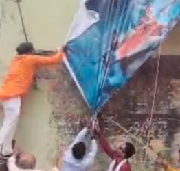 चिरैया विधानसभा क्षेत्र में राजद में टिकट पर बवाल, कार्यकर्ताओं ने तेजस्वी के पोस्टर फाड़े