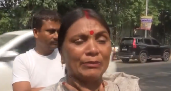 बिहार: विधानसभा टिकट न मिलने पर राजद कार्यकर्ता उषा देवी ने लालू यादव के आवास के बाहर किया जोरदार विरोध प्रदर्शन