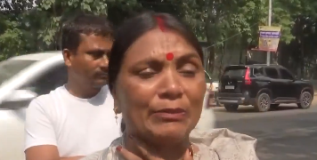 बिहार: विधानसभा टिकट न मिलने पर राजद कार्यकर्ता उषा देवी ने लालू यादव के आवास के बाहर किया जोरदार विरोध प्रदर्शन