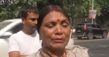 बिहार: विधानसभा टिकट न मिलने पर राजद कार्यकर्ता उषा देवी ने लालू यादव के आवास के बाहर किया जोरदार विरोध प्रदर्शन