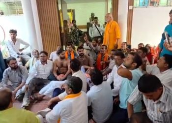 ram-surya-rai-bjp-ticket-cut.jpg – मुजफ्फरपुर औराई सीट से भाजपा विधायक रामसूरत राय का टिकट कटने पर नाराजगी bjp-supporters-protest-patna.jpg – भाजपा कार्यालय के बाहर प्रदर्शन करते समर्थक bihar-assembly-election-2025.jpg – बिहार विधानसभा चुनाव 2025 के चुनावी माहौल aurai-seat-election-news.jpg – औराई विधानसभा सीट चुनाव अपडेट