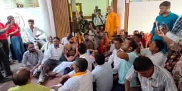 ram-surya-rai-bjp-ticket-cut.jpg – मुजफ्फरपुर औराई सीट से भाजपा विधायक रामसूरत राय का टिकट कटने पर नाराजगी bjp-supporters-protest-patna.jpg – भाजपा कार्यालय के बाहर प्रदर्शन करते समर्थक bihar-assembly-election-2025.jpg – बिहार विधानसभा चुनाव 2025 के चुनावी माहौल aurai-seat-election-news.jpg – औराई विधानसभा सीट चुनाव अपडेट