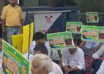 राबड़ी आवास के बाहर RJD कार्यकर्ताओं का हंगामा, टिकट बंटवारे को लेकर आपस मे ही लड़े समर्थक