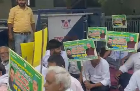 राबड़ी आवास के बाहर RJD कार्यकर्ताओं का हंगामा, टिकट बंटवारे को लेकर आपस मे ही लड़े समर्थक