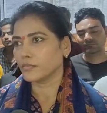 मढ़ौरा चुनावी हलचल: नामांकन रद्द होने के बाद सीमा सिंह ने तोड़ी चुप्पी, कहा — चिराग पासवान मेरे नेता, कहीं और जाने का सवाल ही नहीं