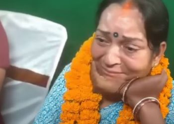 "Anu Shukla emotional appeal for daughter Shivani Shukla Lalganj" "Shivani Shukla RJD candidate Bihar election 2025" "Munna Shukla legacy Bihar politics" "Anu Shukla crying on stage Bihar election rally" "Lalganj assembly election campaign emotional moment"