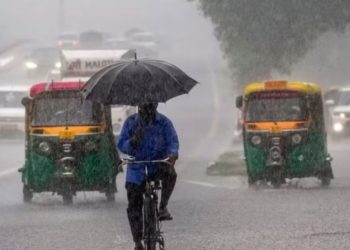 पटना में झमाझम बारिश के बीच जाम बिहार में भारी बारिश का दृश्य मौसम विभाग की चेतावनी स्क्रीनशॉट छाता लिए सड़क पर चलते लोग पटना IMD Rain Map Bihar 2025