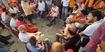 “हाजीपुर में बीजेपी विधायक अवधेश सिंह के खिलाफ ग्रामीणों का विरोध” “Hajipur BJP MLA Awadhesh Singh surrounded by angry villagers” “Bihar election viral video of Hajipur MLA protest”