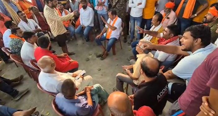 “हाजीपुर में बीजेपी विधायक अवधेश सिंह के खिलाफ ग्रामीणों का विरोध” “Hajipur BJP MLA Awadhesh Singh surrounded by angry villagers” “Bihar election viral video of Hajipur MLA protest”