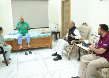 Ashok Gehlot Patna visit photo, Bihar election 2025 seat sharing news, Mahagathbandhan meeting Tejashwi Yadav, Bihar Congress RJD dispute, बिहार महागठबंधन सीट बंटवारा