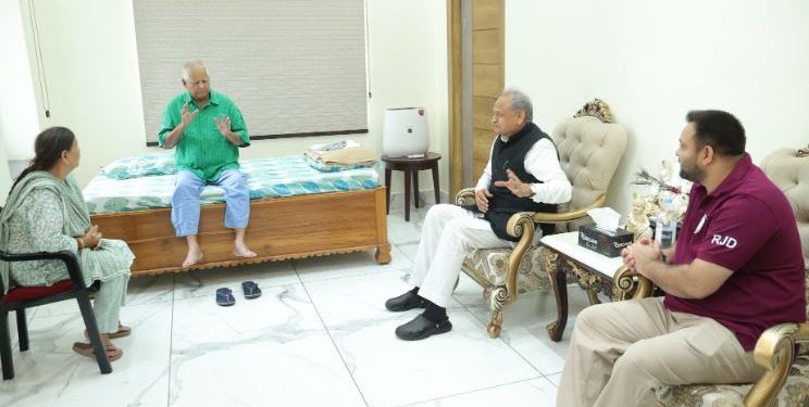 Ashok Gehlot Patna visit photo, Bihar election 2025 seat sharing news, Mahagathbandhan meeting Tejashwi Yadav, Bihar Congress RJD dispute, बिहार महागठबंधन सीट बंटवारा