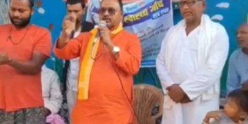 “Gopal Mandal addressing villagers in Gopalpur during Bihar Election 2025” “Emotional Gopal Mandal speech in Lakshminiya village” “Independent candidate Gopal Mandal seeks votes with folded hands” “Former JDU MLA Gopal Mandal’s emotional moment during campaign”