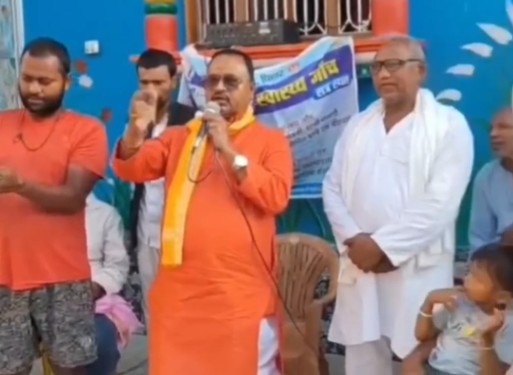 “Gopal Mandal addressing villagers in Gopalpur during Bihar Election 2025” “Emotional Gopal Mandal speech in Lakshminiya village” “Independent candidate Gopal Mandal seeks votes with folded hands” “Former JDU MLA Gopal Mandal’s emotional moment during campaign”