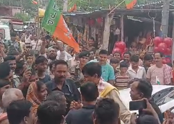 हाजीपुर में गृह राज्य मंत्री नित्यानंद राय को एक महिला ने बीच रास्ते में रोककर अपनी शिकायतें रख दीं