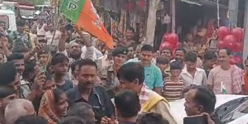 हाजीपुर में गृह राज्य मंत्री नित्यानंद राय को एक महिला ने बीच रास्ते में रोककर अपनी शिकायतें रख दीं