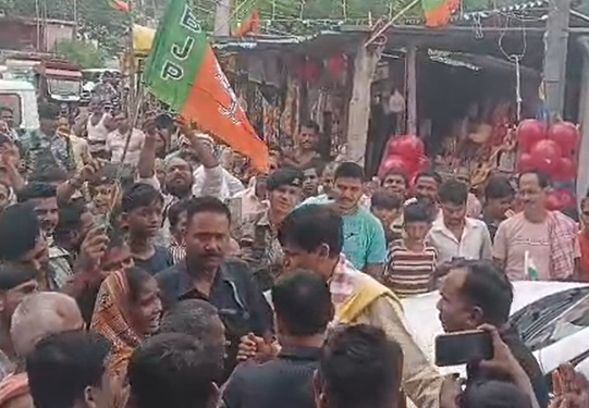 हाजीपुर में गृह राज्य मंत्री नित्यानंद राय को एक महिला ने बीच रास्ते में रोककर अपनी शिकायतें रख दीं