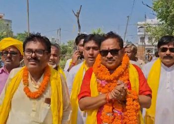 एल बी प्रसाद नामांकन 2025, ढाका विधानसभा चुनाव, जनसुराज पार्टी समर्थक रैली, पूर्वी चंपारण चुनाव, ढाका हॉट सीट राजनीतिक हलचल