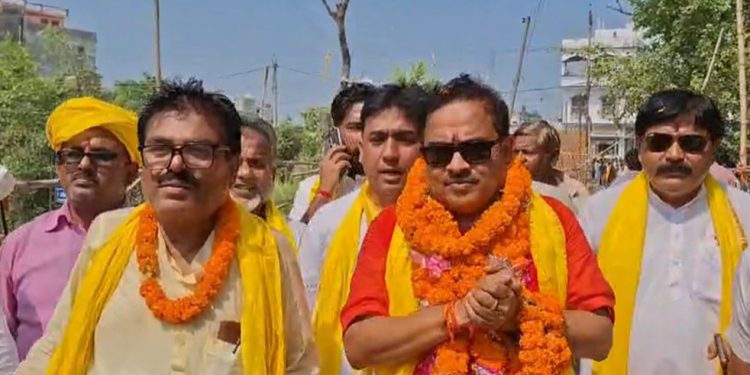 एल बी प्रसाद नामांकन 2025, ढाका विधानसभा चुनाव, जनसुराज पार्टी समर्थक रैली, पूर्वी चंपारण चुनाव, ढाका हॉट सीट राजनीतिक हलचल