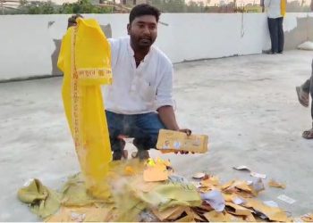 Dheeraj Jaiswal Jan Suraj Resignation Bihar 2025 जन सुराज पार्टी टिकट विवाद रीगा Bihar Election 2025 Jan Suraj Protest Prashant Kishor Jan Suraj Bihar