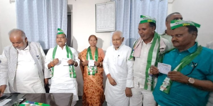 Tejashwi Yadav Bihar politics, RJD MLA join JDU, Nitish Kumar and RJD crisis, Bihar election 2025 news image