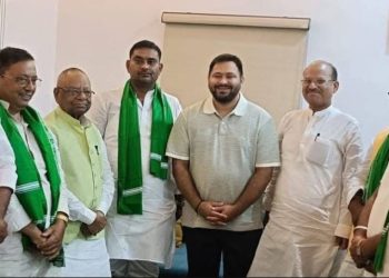 maheshwar-rai-prabhat-kumar-join-rjd-bihar tejashwi-yadav-welcomes-maheshwar-rai gayghat-bihar-political-shift-2025 jdu-expulsion-rjd-gain-bihar