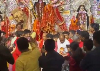 Lalu Yadav Durga Puja Visit at Dak Bungalow Patna, लालू यादव पटना डाक बंगला पंडाल दर्शन, Crowd Welcoming Lalu Yadav During Durga Puja