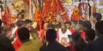 Lalu Yadav Durga Puja Visit at Dak Bungalow Patna, लालू यादव पटना डाक बंगला पंडाल दर्शन, Crowd Welcoming Lalu Yadav During Durga Puja