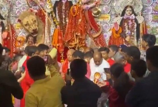 Lalu Yadav Durga Puja Visit at Dak Bungalow Patna, लालू यादव पटना डाक बंगला पंडाल दर्शन, Crowd Welcoming Lalu Yadav During Durga Puja