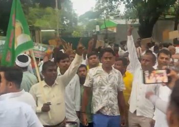 Bihar election 2025 RJD protest, लालू यादव आवास पटना हंगामा, RJD ticket controversy Bihar, मखदुमपुर विधायक सतीश दास विरोध