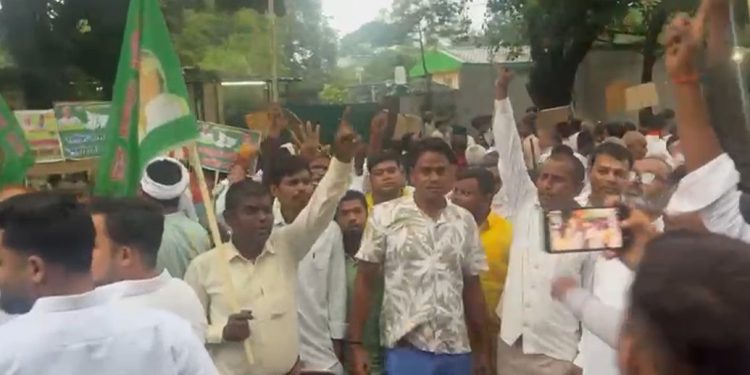 Bihar election 2025 RJD protest, लालू यादव आवास पटना हंगामा, RJD ticket controversy Bihar, मखदुमपुर विधायक सतीश दास विरोध