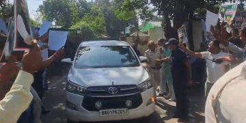 Lalu Yadav convoy protest photo, RJD workers Bhojpur demonstration image, Bihar election 2025 ticket protest picture, Rabri Awaas Patna RJD workers protest