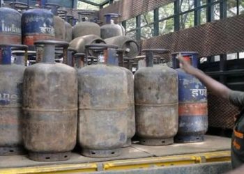 LPG Commercial Cylinder Price Hike October 2025, 1 अक्टूबर से बढ़े सिलेंडर के दाम, Commercial Gas Cylinder New Rate Delhi Mumbai Kolkata Chennai, Tyohar Se Pehle LPG Price Mein Badhotri