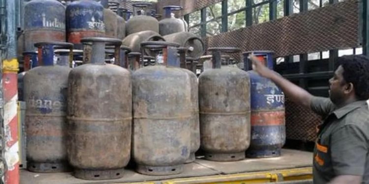 LPG Commercial Cylinder Price Hike October 2025, 1 अक्टूबर से बढ़े सिलेंडर के दाम, Commercial Gas Cylinder New Rate Delhi Mumbai Kolkata Chennai, Tyohar Se Pehle LPG Price Mein Badhotri
