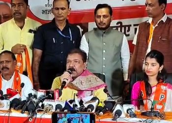 maithili-thakur-bjp-joining-ceremony.jpg – लोक गायिका मैथिली ठाकुर भाजपा में शामिल होती हुईं bharat-bind-joins-bjp-bihar.jpg – राजद विधायक भरत बिंद भाजपा में शामिल होते हुए dilip-jaiswal-bihar-bjp-event.jpg – भाजपा प्रदेश अध्यक्ष दिलीप जायसवाल सदस्यता दिलाते हुए maithili-thakur-benipatti-politics.jpg – बेनीपट्टी में मैथिली ठाकुर के समर्थकों में खुशी का माहौल