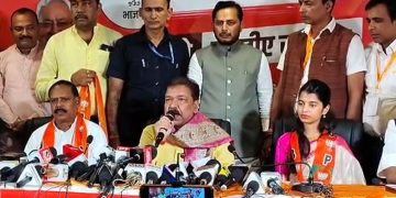 maithili-thakur-bjp-joining-ceremony.jpg – लोक गायिका मैथिली ठाकुर भाजपा में शामिल होती हुईं bharat-bind-joins-bjp-bihar.jpg – राजद विधायक भरत बिंद भाजपा में शामिल होते हुए dilip-jaiswal-bihar-bjp-event.jpg – भाजपा प्रदेश अध्यक्ष दिलीप जायसवाल सदस्यता दिलाते हुए maithili-thakur-benipatti-politics.jpg – बेनीपट्टी में मैथिली ठाकुर के समर्थकों में खुशी का माहौल