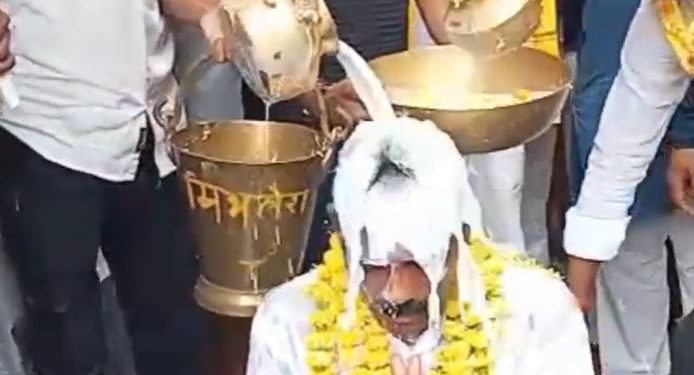 जन सुराज के प्रत्याशी कमलेश पासवान को समर्थकों ने दूध से नहलाया.. फिर लड्डू से तोल दिया