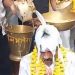 जन सुराज के प्रत्याशी कमलेश पासवान को समर्थकों ने दूध से नहलाया.. फिर लड्डू से तोल दिया