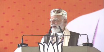 "प्रधानमंत्री नरेंद्र मोदी समस्तीपुर में कर्पूरी ठाकुर को श्रद्धांजलि देते हुए" "समस्तीपुर रैली में प्रधानमंत्री मोदी और मुख्यमंत्री नीतीश कुमार" "Bihar Election 2025 NDA सरकार सुशासन रैली"